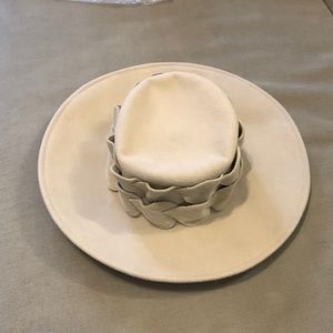 Kokin wide brim, felt beige Hat with leaf accents